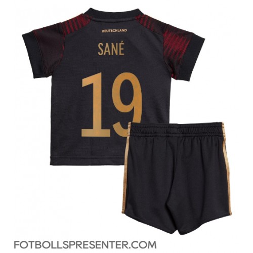 Tyskland Leroy Sane #19 Bortatröja Barn VM 2022 Kortärmad (+ korta byxor)